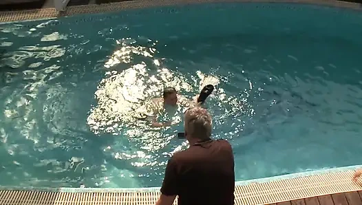 Дикая Оргия У Бассейна С Блондинками, Сосющими Большие Члены