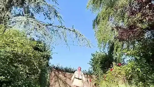 Dışarıda bir gece için sarı tül mini etekli giyinmiş