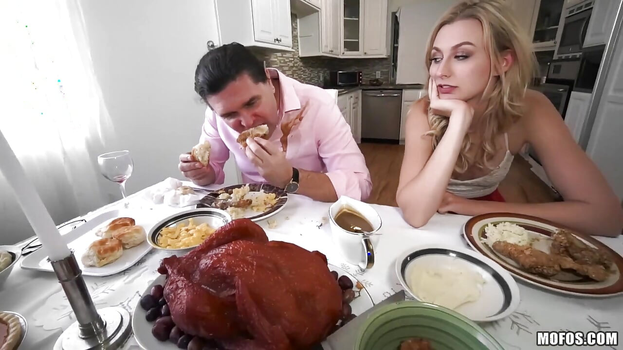 Compartir mi novio - Alexa y Valentina dan de garganta profunda en trio
