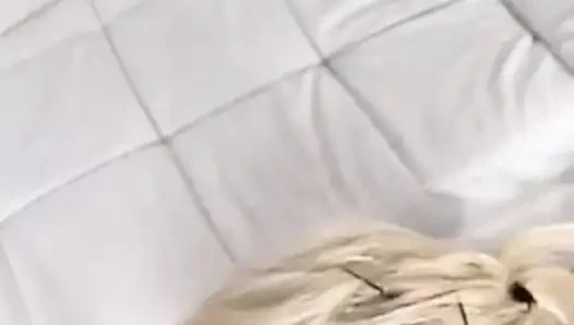 Секс в видео от первого лица, камшот на дрочку ногами и писанье в рот Макарены Льюис