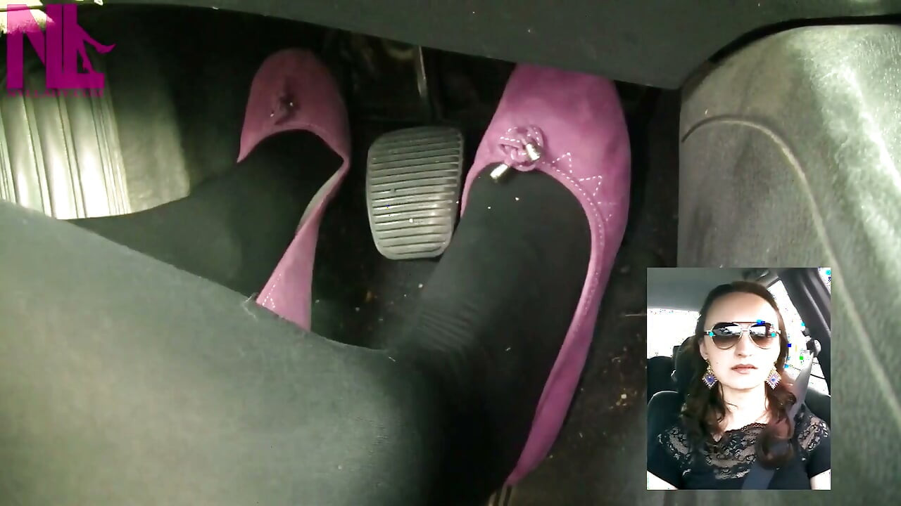 黒い極太ナイロンとピンクのバレエシューズで運転中