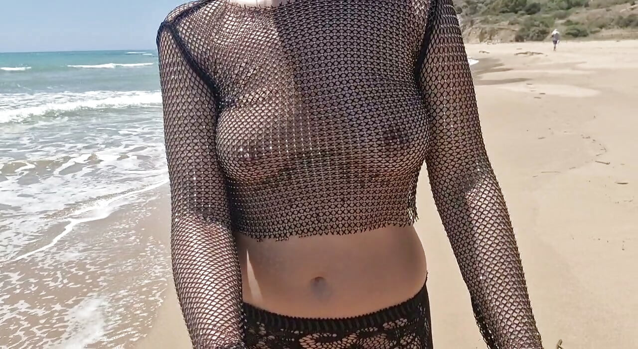 a mostrar as mamas e a cona na praia