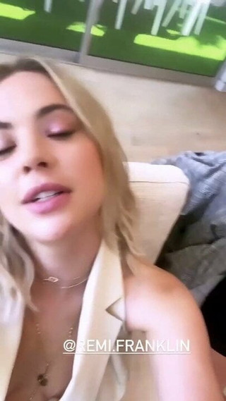 Ashley Benson. Video selfie sexy, expone el pezón