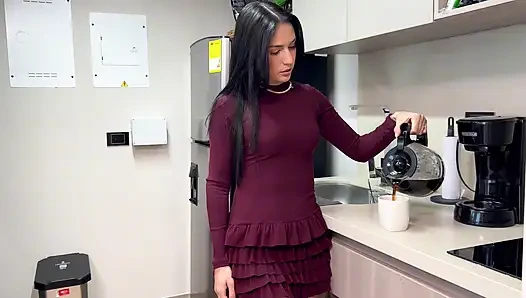 Tetangga latina merangkak pria dan dientot kayak pelacur