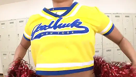 Asiatische cheerleaderin will fiesen gruppenspaß mit ihren jungs
