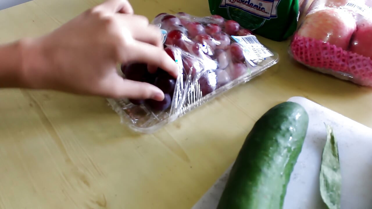 Asiática Gostosa de Corset Vermelho Brincando com um Pepino na Mesa da Cozinha