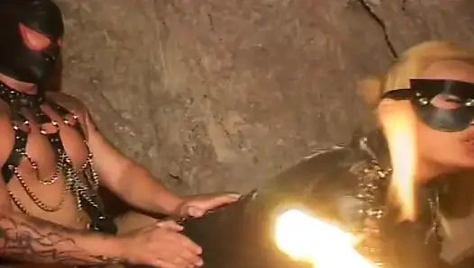 Caveman ist seiner herrin unterwürfig