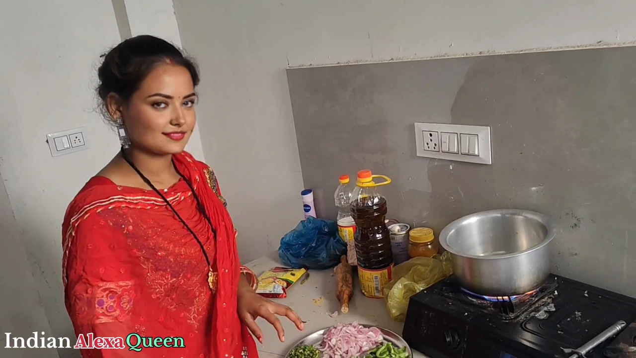 Kayınbiraderim çok akıllı, maggi'i mutfakta yapıyor ve yatak odasında sikiyle götümü sikiyor IndianAlexaQueen