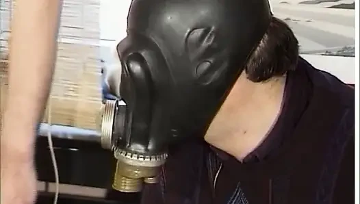 Çirkin ve şişman Alman travesti ateşli üçlü sakso çekiyor