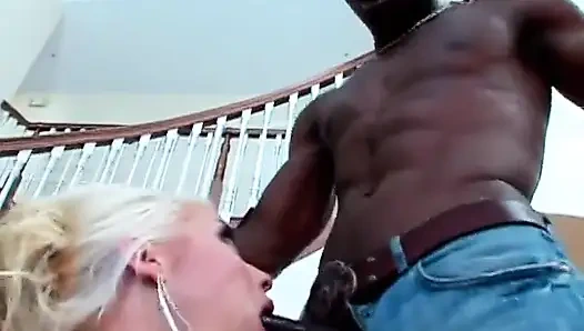 Cewek kulit putih dengan pantat montok dientot gaya doggy sama cowok kulit hitam kontol besar