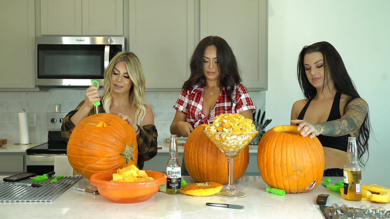 Kiki Mariah_970 Evelin Carve Pumpkins Nude Photoshoot After