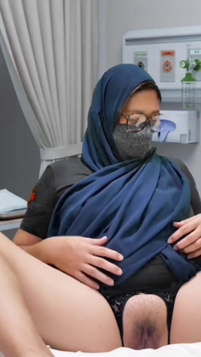 พยาบาลสาวฮิญาบคนเดียวจับหีตัวเองตอนอยู่คนเดียวที่โรงพยาบาล | คลิป 1