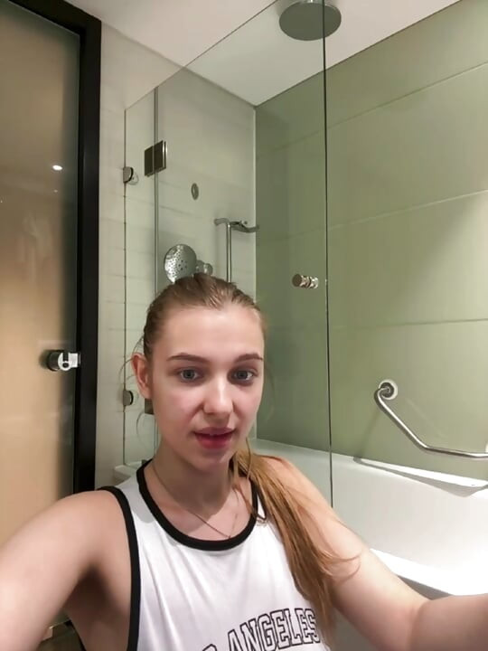 Jucielussie playing in the bathroom
