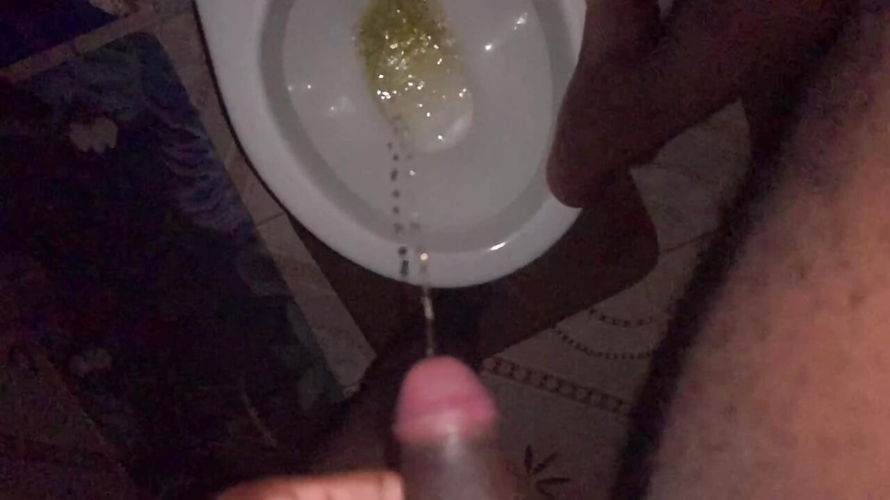 Pissen in toilette verzweifelter mann