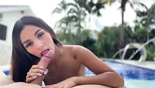 Sokakta egzersiz yapan genç Kolombiyalı kadın bir yabancı tarafından evine davet ediliyor!