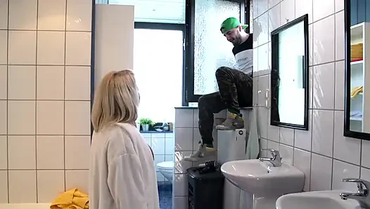 Şanslı dövmeli orta yaşlı seksi kadın banyoda sert sikiliyor