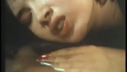 Seksi Kristina Barrington ofis masasında amcığını arkadan siktiriyor