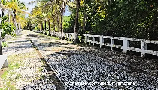 Mostrando a calcinha de renda