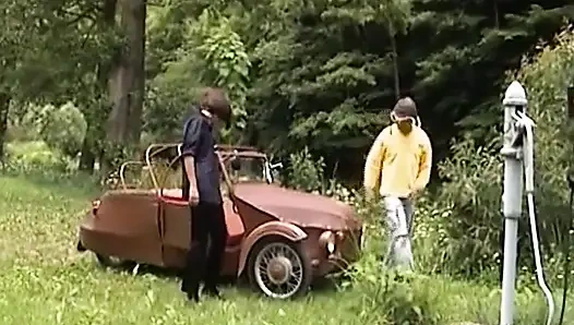 Sie ist deutsches schätzchen, das gerne in einer outdoor-session ihr loch gefickt bekommt