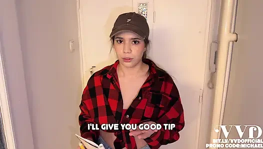 Delivery girl agreed to test my dick with her cunt