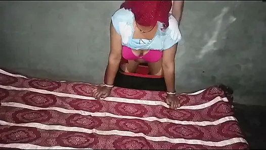 Genç Hintli Desi Köylü Üvey Kız Kardeş Net Hintçe Ses Kaydında Üvey Erkek Kardeşiyle Sert Sakso Çekmeye Çalışıyor