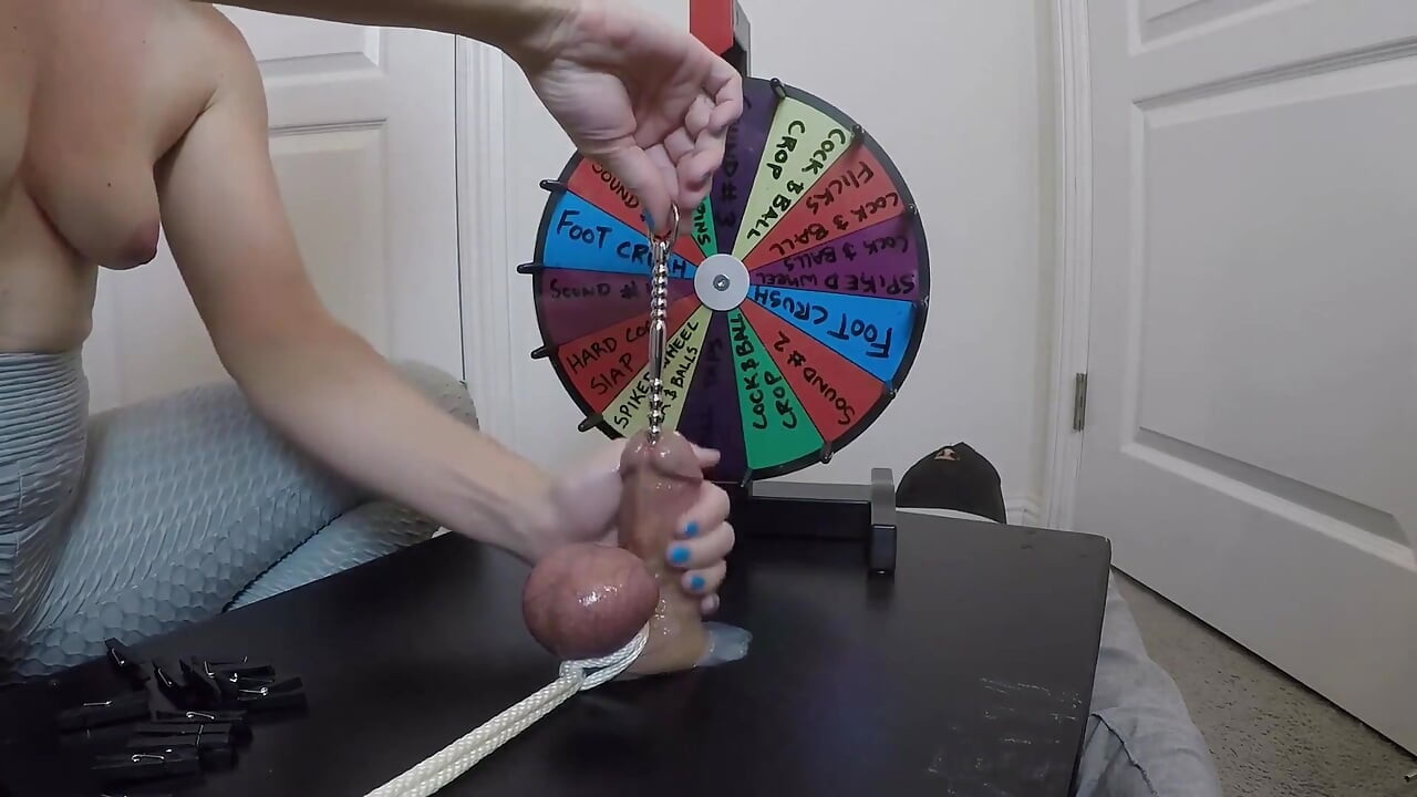 Ona gura sondu od 30 cm skroz u njegov mesnati kurac - igranje BDSM ruleta