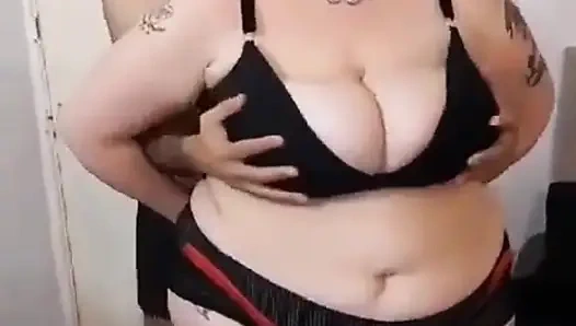 Большая грудастая дама в красном