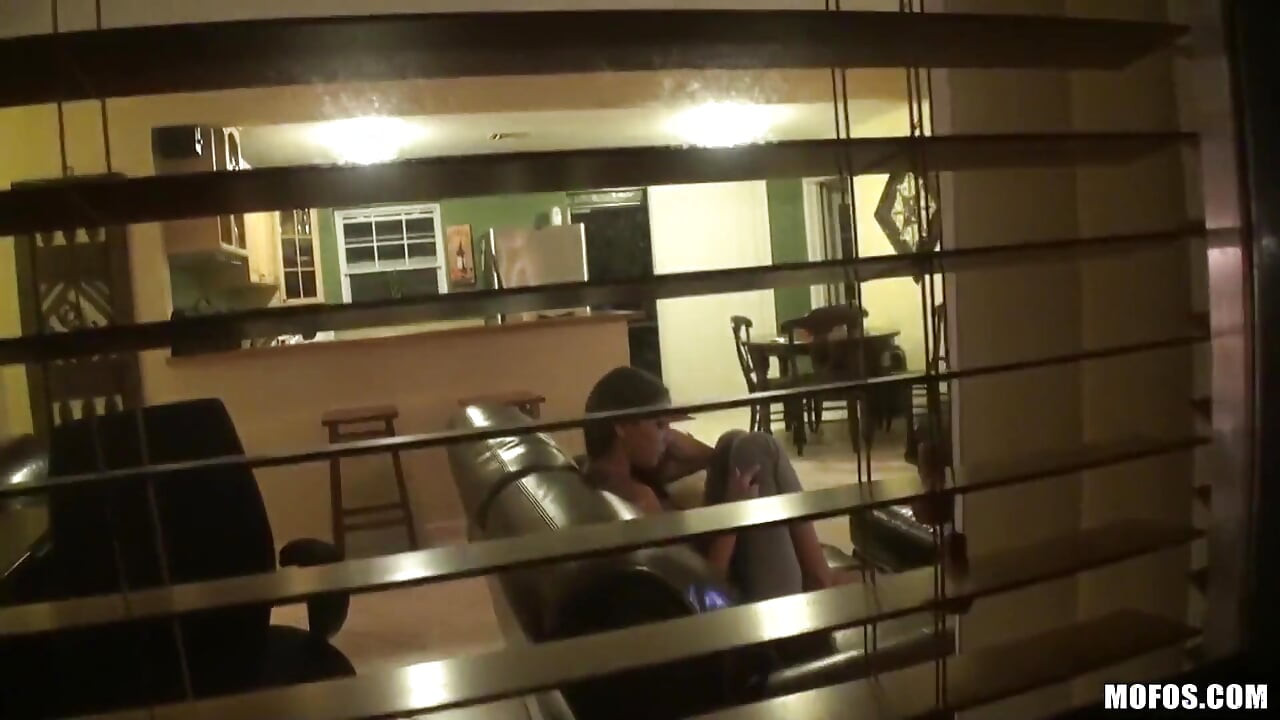 Pervers en patrouille - Danni Cole à gros nichons surprise par le voyeur Justin en train de se masturber finit en levrette et éjaculation