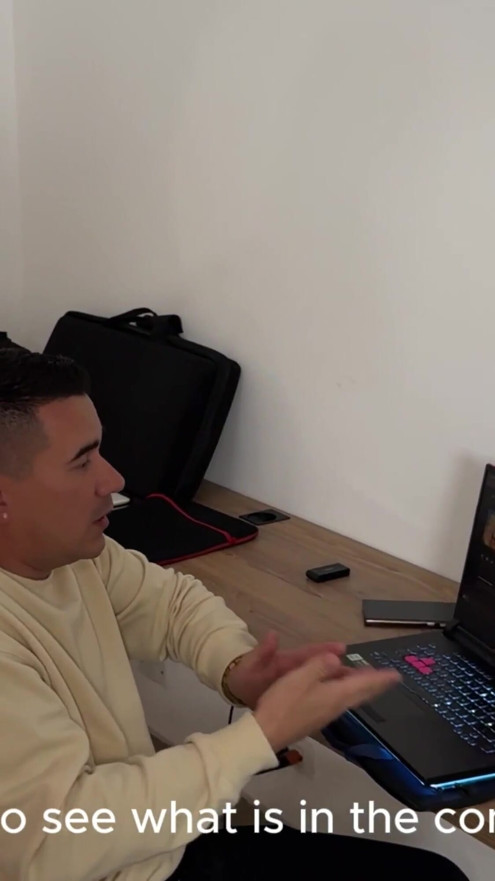 Uhvatim računalnog tehničara kako drka na moje videe i na kraju pojebe moju veliku latinsku guzicu - Devil Khloe | Isječak 1