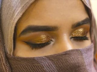 Niqabi wanking herself