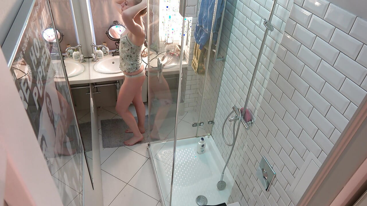 Steamy Sex with Beautiful Stepmom in the Shower