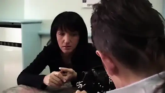 Tante sange menggoda cowok gagah ini untuk dientot habis-habisan di kamar mandi