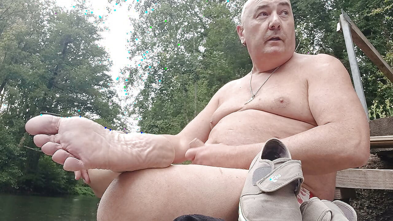 Pascal, si babi besar yang baik dari Prancis, mengangkat kakinya dan minum air kencingnya sendiri sebelum menyemprotkan sperma ke sungai di bawah hujan musim panas yang nikmat.