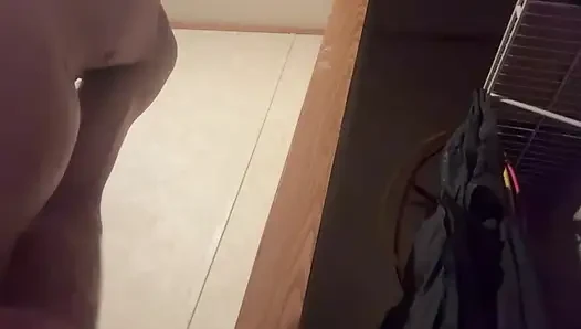 Karısından saklanırken çok sert dövüyor