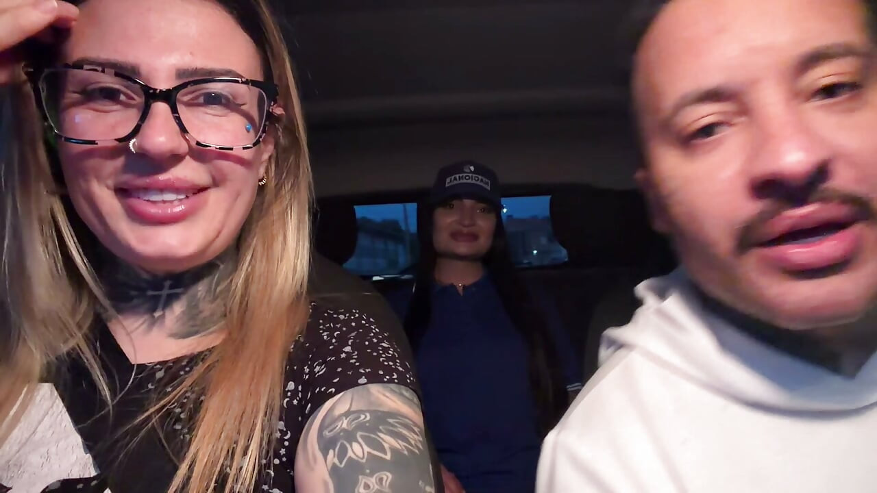 Frenstista a acceptat să-și dea pizda și s-a urcat în mașină, iar când și-a scos bluza am rămas surprinși, iar când și-a scos limba afară