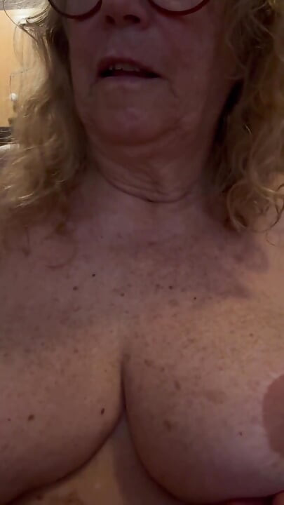 Titty Tuesday, μασάζ με λάδι