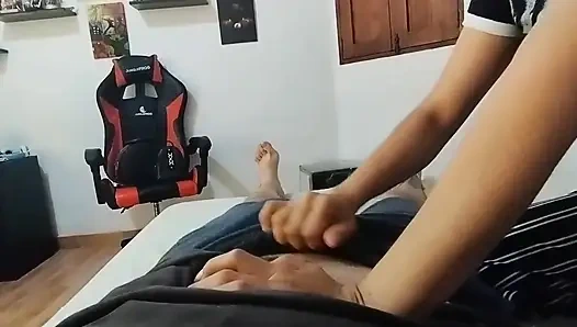 Mahasiswi semester satu ini nyepong kontol kaya raya