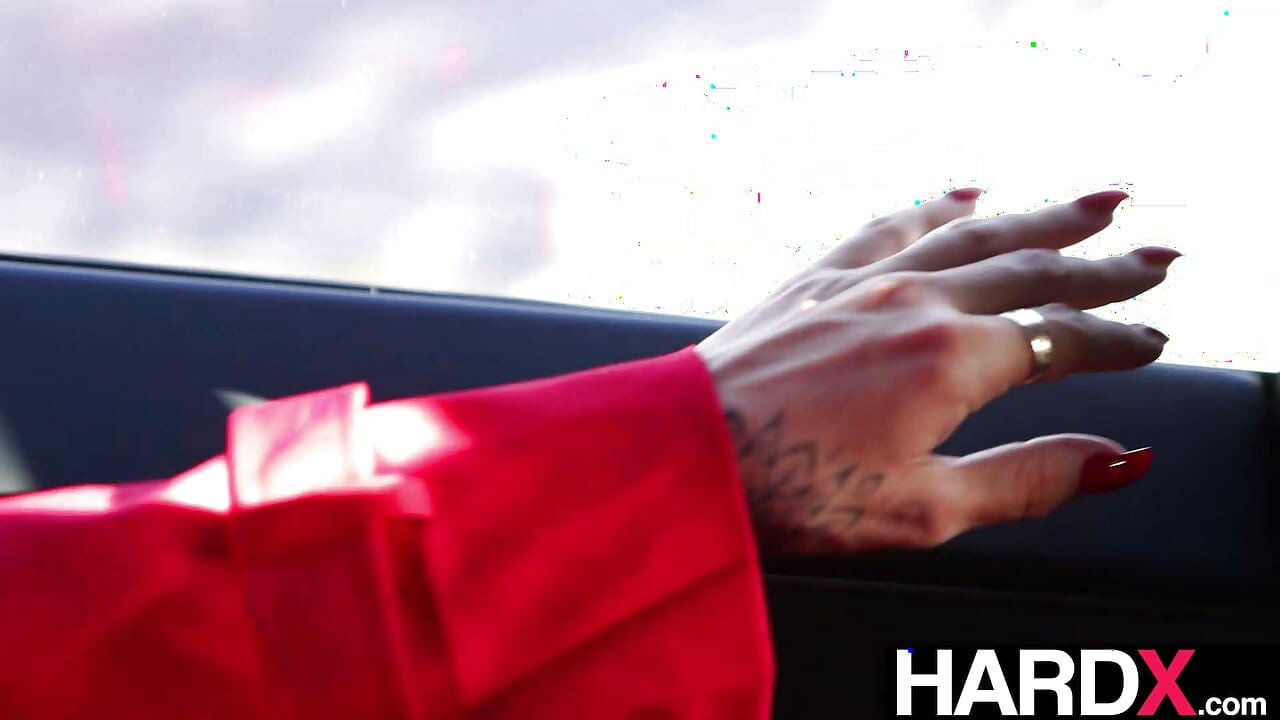 HARD X - Milf sălbatică SUMMER VIXEN futută anal tare peste tot într-o clădire abandonată