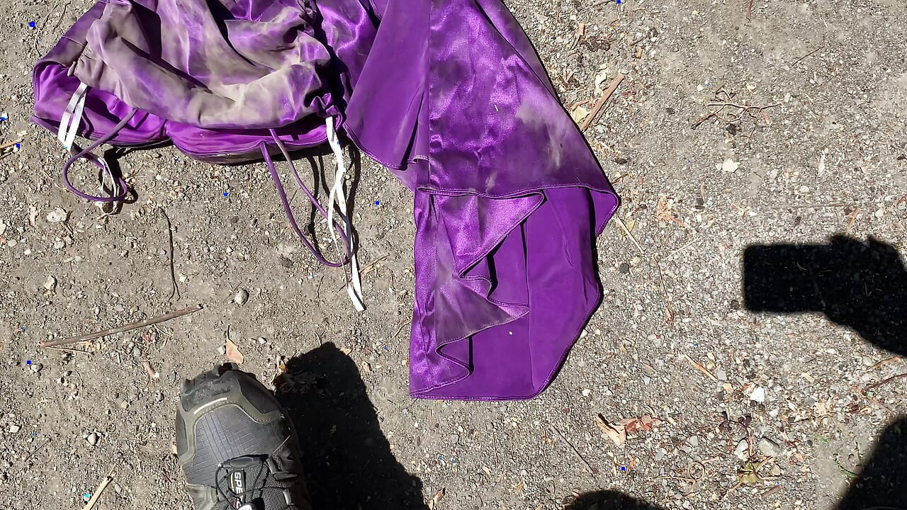 El vestido de graduación de Samantha pateado y golpeado en una ruta de senderismo