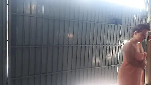 Evli kadın sadece havlu giyen kuryeyle tanışıyor