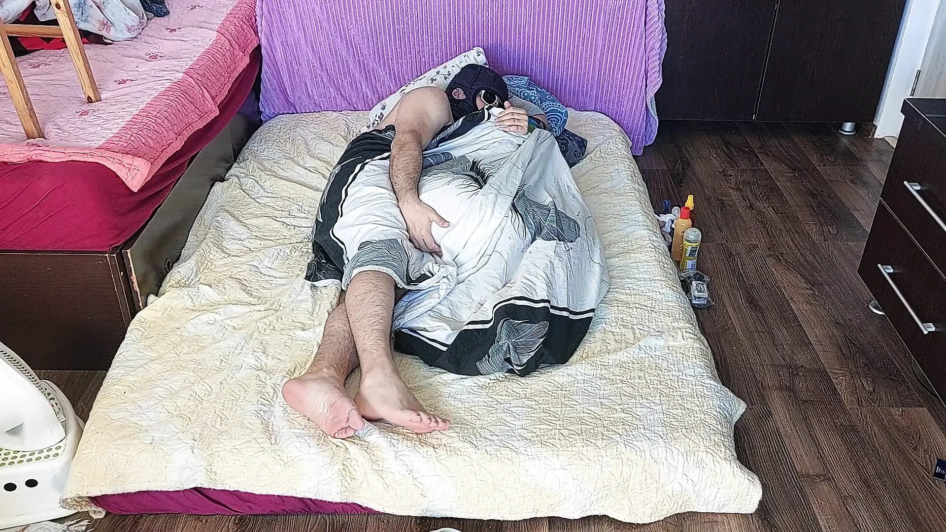Màn dạo đầu nóng bỏng với một cặp đôi, mát-xa dầu trên cơ thể.