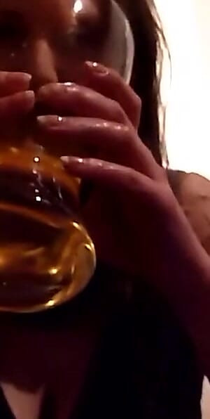 Cuando todo va bien y ella está bebiendo