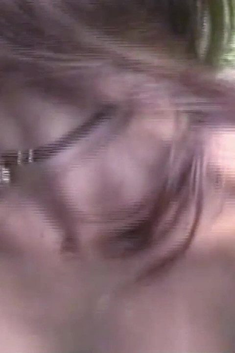 大胸部人妖的第一次户外肛交和高潮