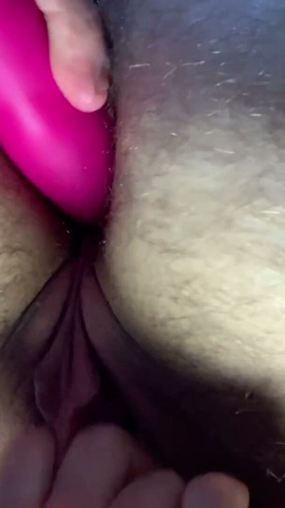 Trans man klaarkomend met een dildo in zijn kont | Clip 1