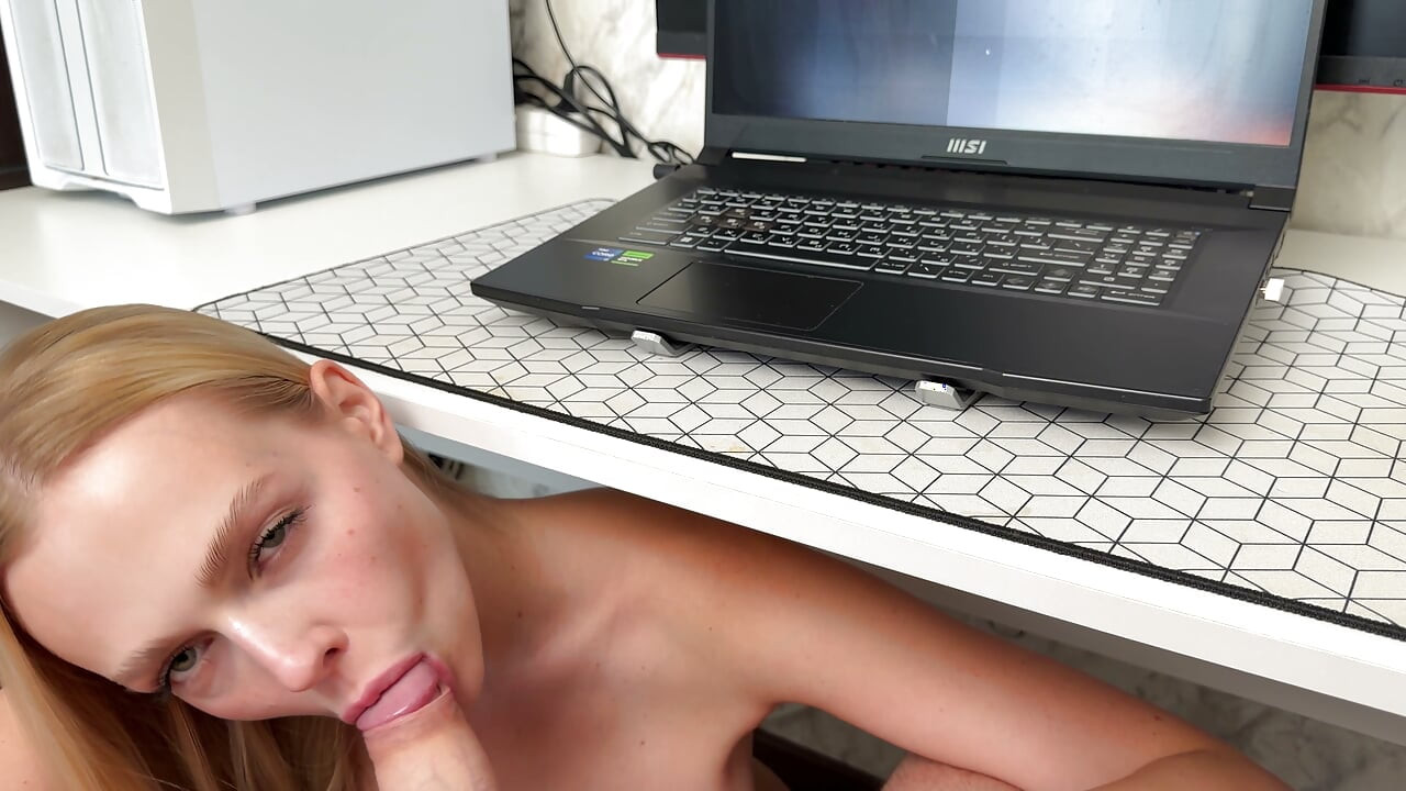 OVEREXCITED STEPSISTER INTERRUPTED A WORK MEETING ON ZOOM