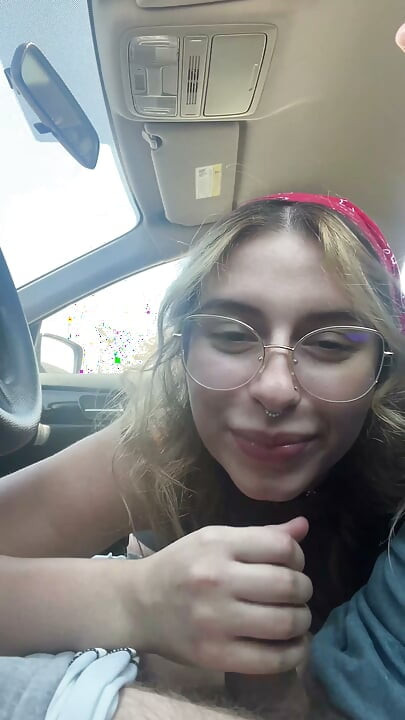 Si jalang pepek berbulu memberikan saya blowjob kereta semasa roadtrip! Chloe Kreams, Steve Rickz