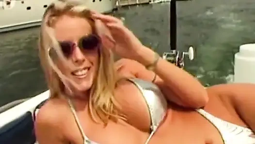 Сногсшибательной французской милфе отшпилили киску на яхте