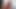 ブルネットの女の子が、きつい膣に長いチンポを受けて自慰行為をしている