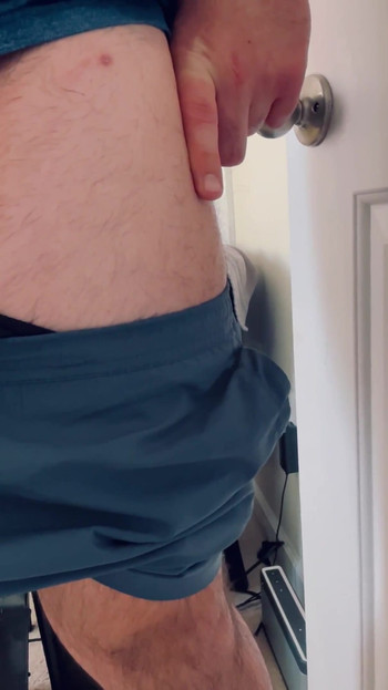 Snažan trenutak iz "Penis Hanging Out at Home"
