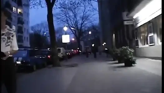 Юная блондинка в нейлоне бреет свою киску, пока два мужика дрочут на ней